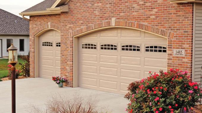 long-raised-panel-garage-door-0002